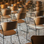Assises pour événements : pourquoi opter pour la location ?