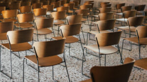Assises pour événements : pourquoi opter pour la location ?