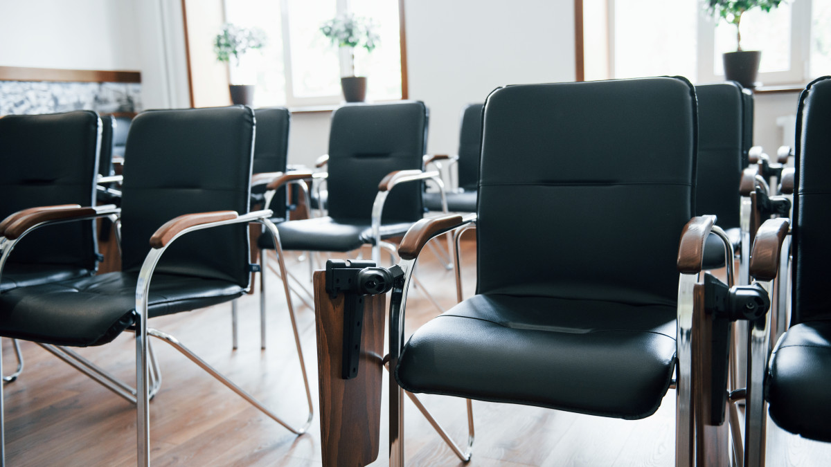 plusieurs assises confortables installées pour un évènement pro